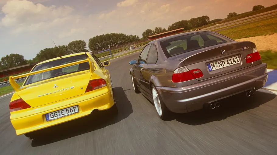 Mitsubishi Lancer Evo VII und BMW M3 CSL fahrend von hinten.