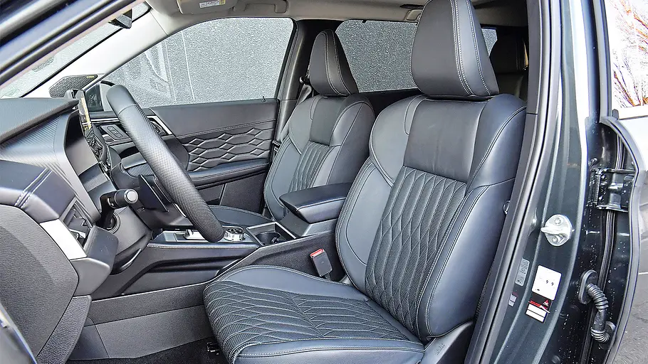Blick auf die Vordersitze im Innenraum des Mitsubishi Outlander.
