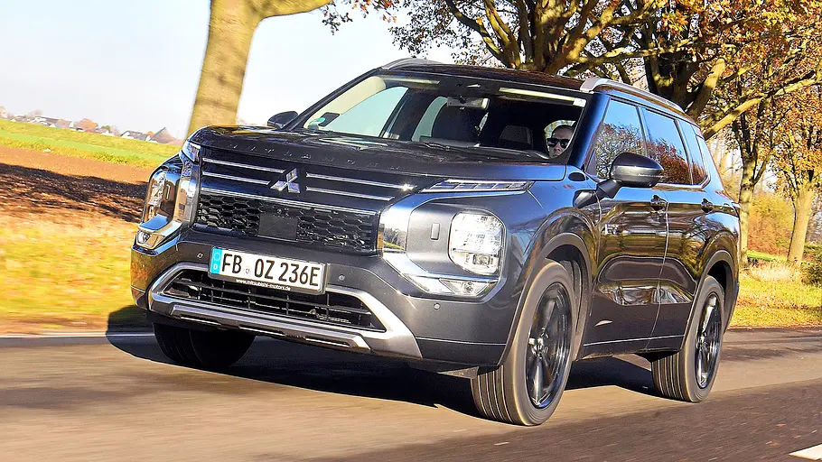 Blick von schräg vorne auf den fahrenden Mitsubishi Outlander.