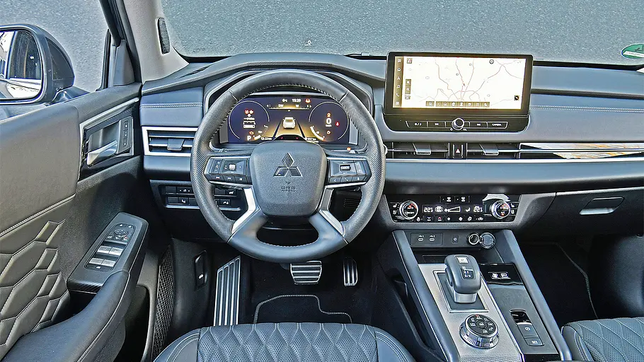 Blick auf die Armaturen im Innenraum des Mitsubishi Outlander.
