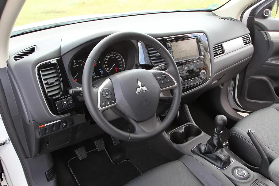 Mitsubishi Outlander 2.2 Di-D Vergleich SUV ASX 1.8 DI-D Cockpit