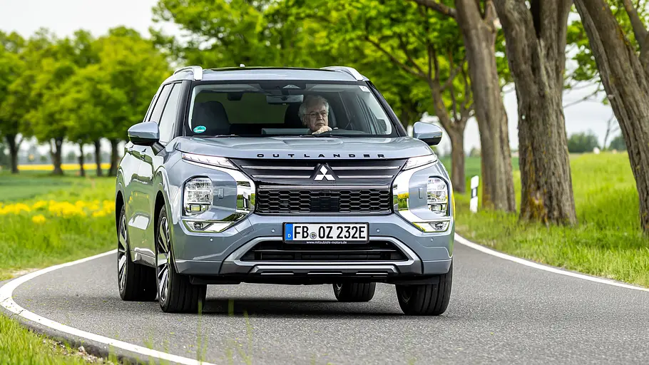 Mitsubishi Outlander fährt auf einer Landstraße, Ansicht von vorne.