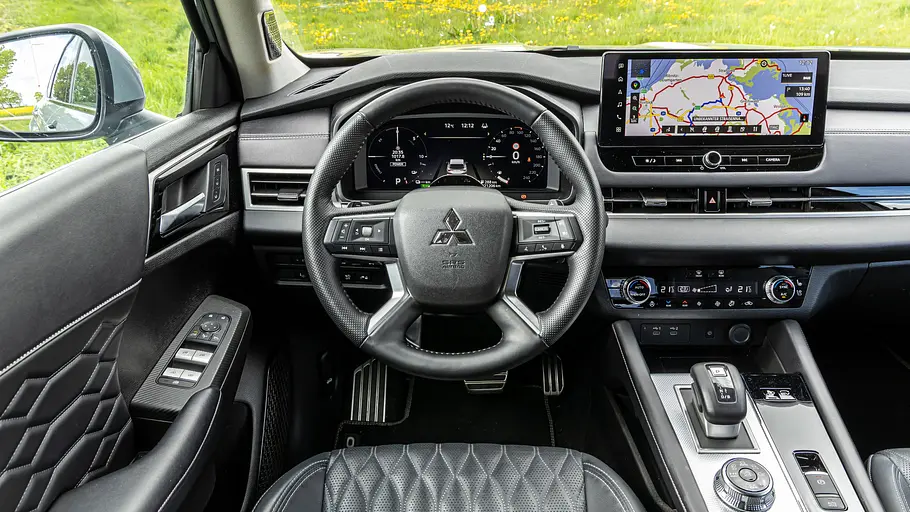 Cockpit des Mitsubishi Outlander.