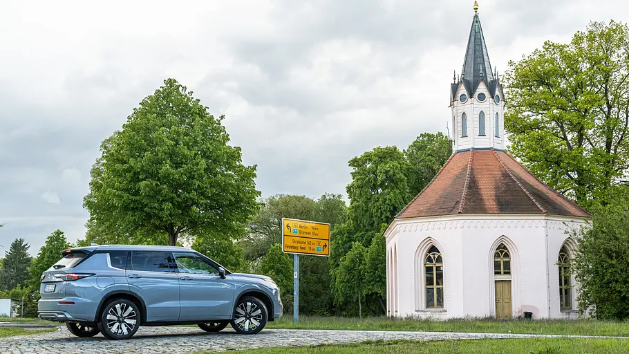 Mitsubishi Outlander an der „Kirche am Weg“ in Dannenwalde bei Gransee.