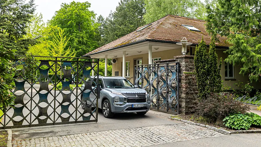 Mitsubishi Outlander am Tor Waldsiedlung Wandlitz.