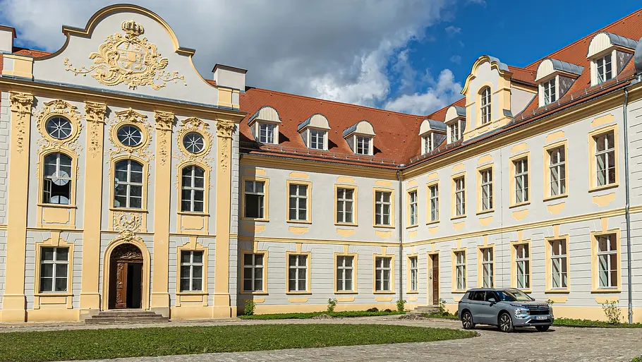 Mitsubishi Outlander beim Schloss Fürstenberg.