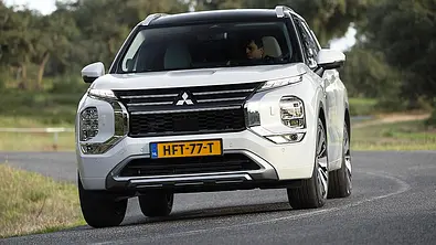 Der Mitsubishi Outlander (2025) fahrend von schräg vorne. - Foto: Mitsubishi