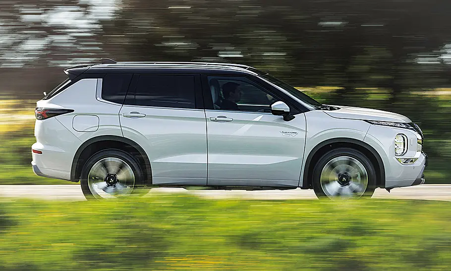 Der Mitsubishi Outlander (2025) fahrend von der Seite.