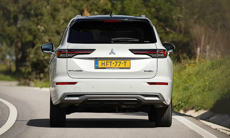 Der Mitsubishi Outlander (2025) fahrend von hinten.