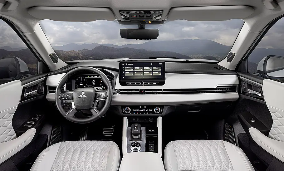 Das Cockpit im Mitsubishi Outlander (2025).