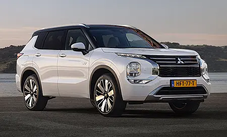 Der Mitsubishi Outlander (2025) stehend von schräg vorne.