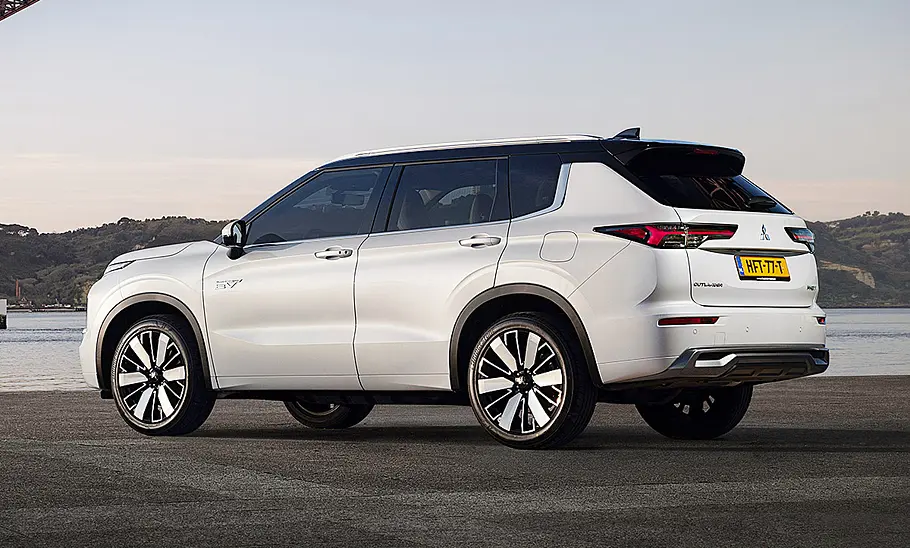 Der Mitsubishi Outlander (2025) stehend von schräg hinten.