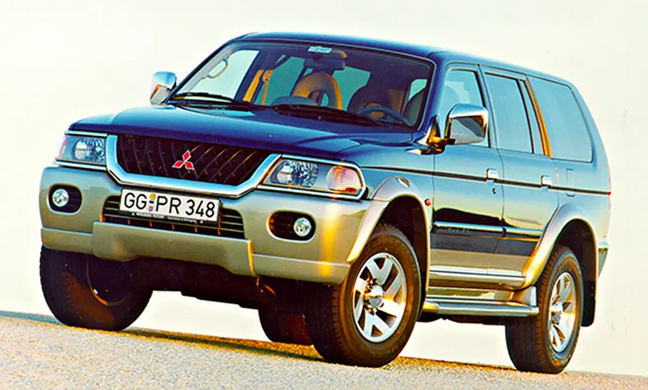 Mitsubishi Pajero Sport statisch von schräg vorne fotografiert.