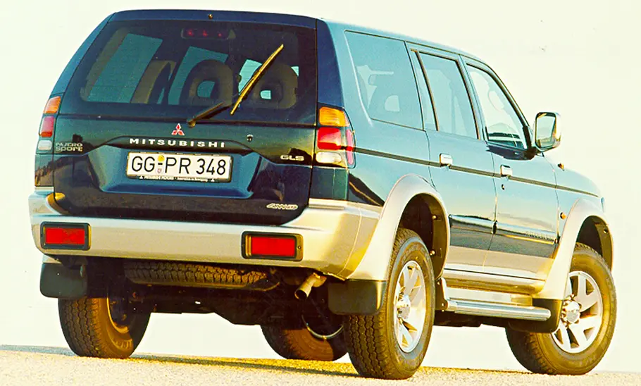 Mitsubishi Pajero Sport statisch von schräg hinten fotografiert.