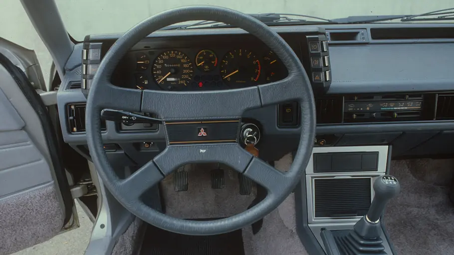 Das Cockpit des Mitsubishi Starion 2000 EX. 