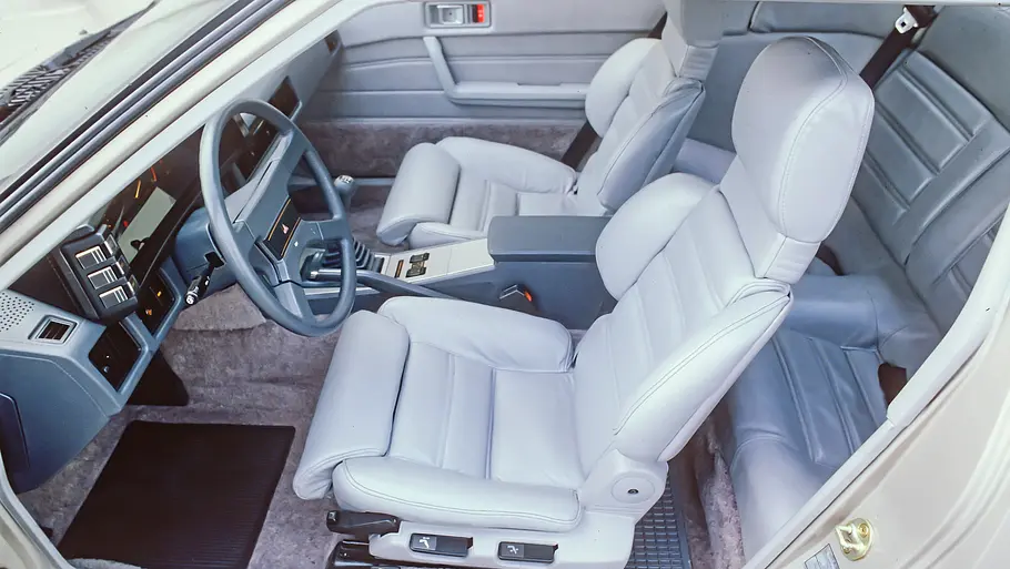 Der Innenraum des Mitsubishi Starion 2000 EX. 