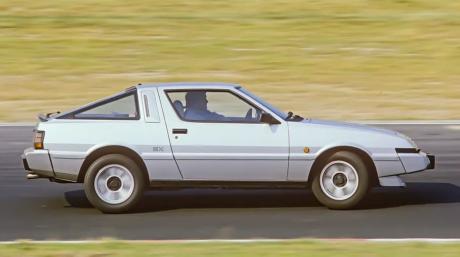 Mitsubishi Starion 2000 EX fahrend von der Seite fotografiert. 