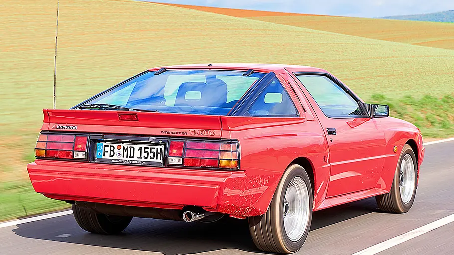 Mitsubishi Starion Der Mitsubishi Starion fahrend von hinten