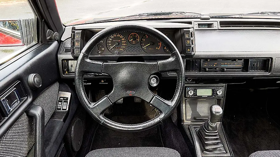 Mitsubishi Starion Das Cockpit des Mitsubishi Starion
