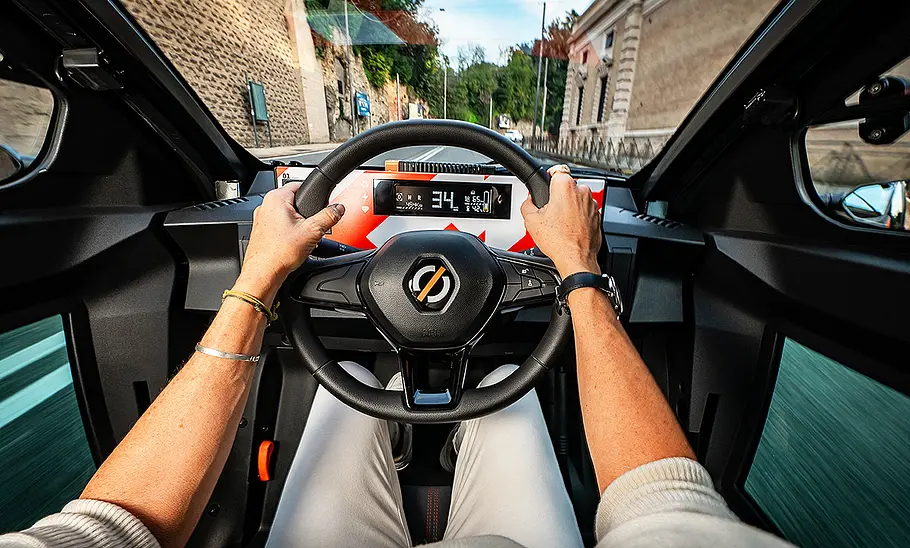 Fahrerperspektive im Cockpit des Mobilize Duo (2025).