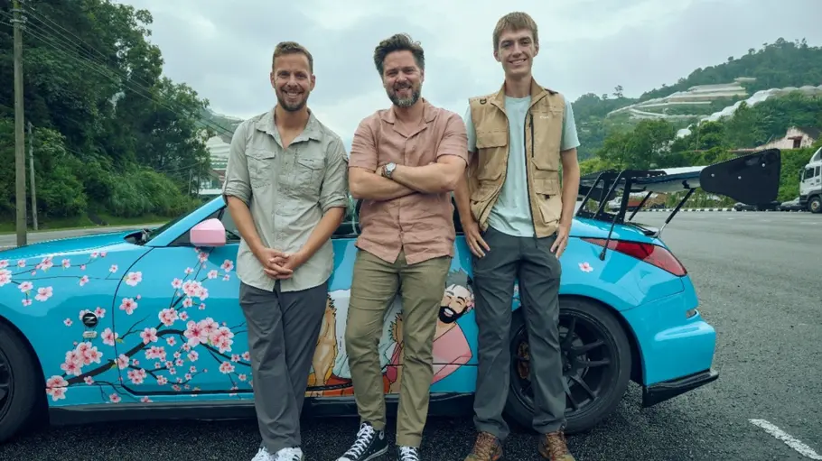 The Grand Tour-Moderatoren Drei Männer lehnen an einem Fahrzeug.