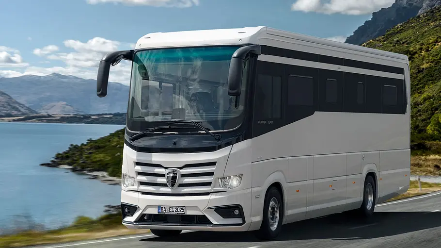 Morelo Empire LIner 110 GSB Die Außenaufnahme zeigt den Morelo Empire Liner 110 GSB von schrägt vorne auf einer Küstenstraße.