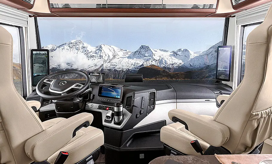 Morelo Grand Empire (2025) Cockpit und Drehstühle des Morelo Grand Empire (2025) mit Blick aus der Frontscheibe auf ein verschneites Bergpanorama.