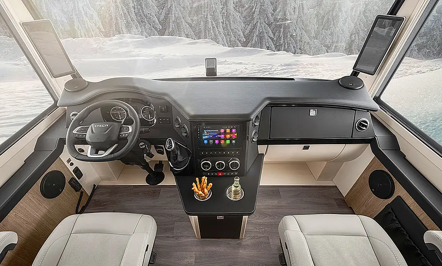 Morelo Palace Das Cockpit des Morelo Palace (2024) aus dem Basisfahrzeug Iveco Daily mit Anpassungen an den Einsatz im Wohnmobil.
