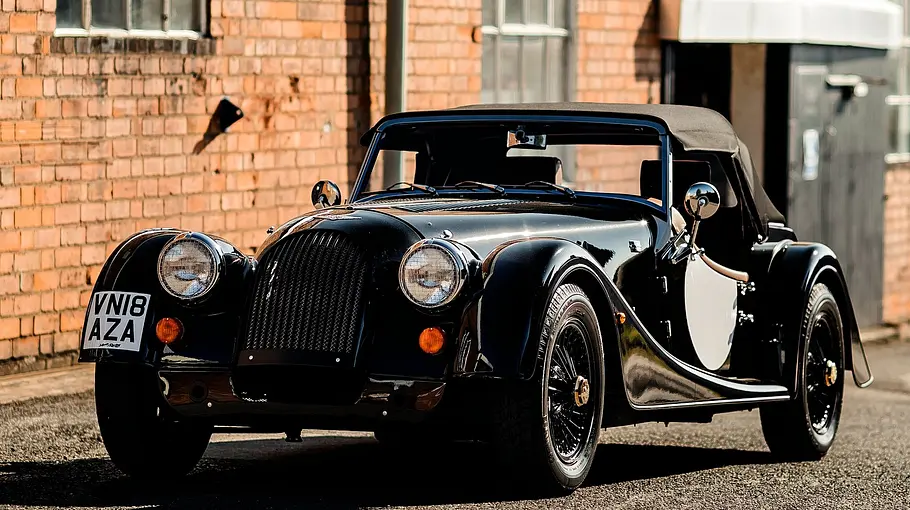 Morgan 4/4 statisch von schräg vorne fotografiert. 