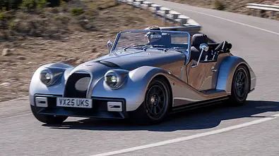 Der Morgan Supersport (2025) fährt durch eine Kurve, fotografiert von schräg vorne. - Foto: Morgan