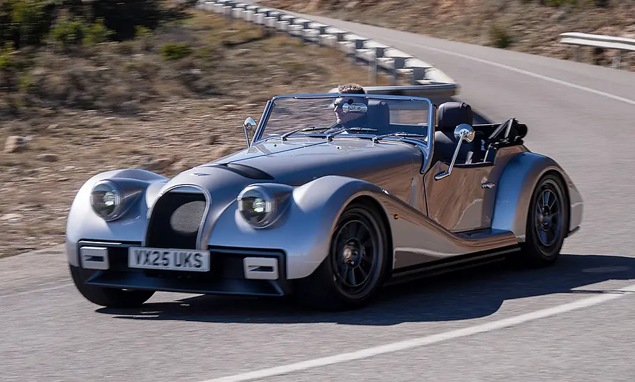 Der Morgan Supersport (2025) fährt durch eine Kurve, fotografiert von schräg vorne.