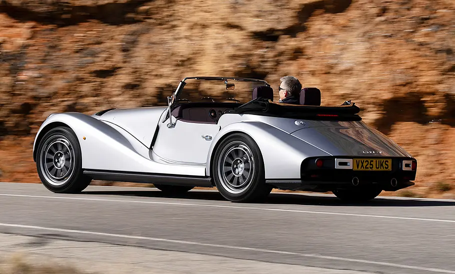 Der Morgan Supersport (2025) fährt vor einer Felswand, fotografiert von schräg hinten.