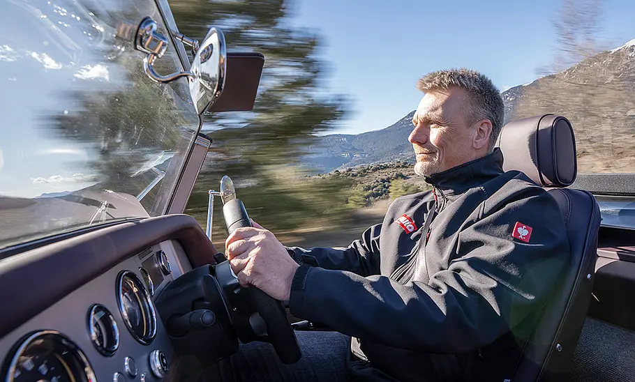 AUTO ZEITUNG-Redakteur Martin Urbanke fährt den Morgan Supersport (2025), fotografiert am Steuer im Profil.