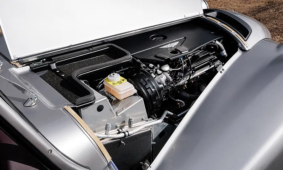 Der Motor des Morgan Supersport (2025), fotografiert durch die geöffnete Motorhaube.
