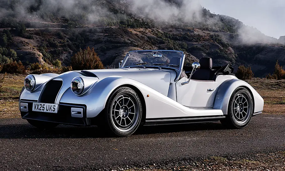 Der Morgan Supersport (2025) stehend von schräg vorne fotografiert.