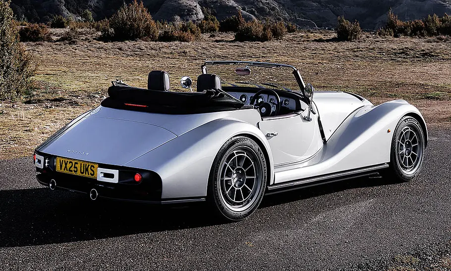 Der Morgan Supersport (2025) stehend von schräg hinten fotografiert.