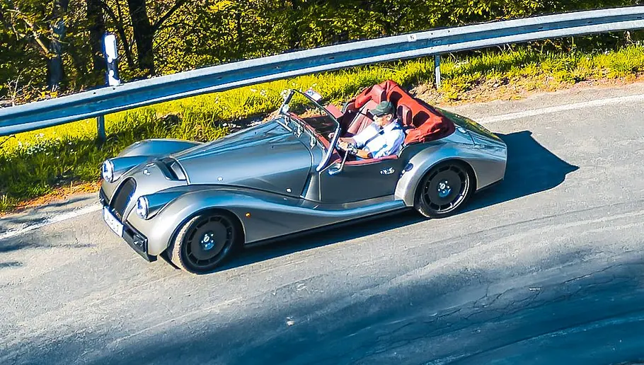 Morgan Supersport im Test, fahrend fotografiert von schräg oben.