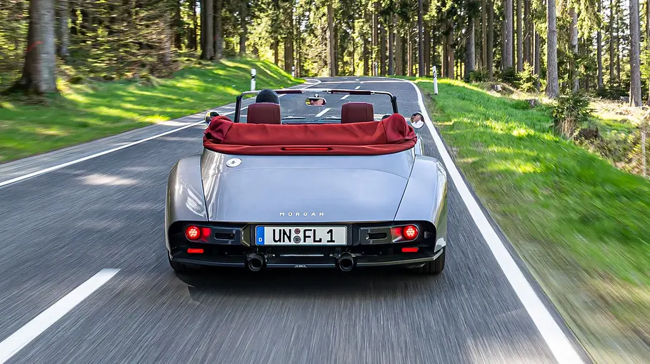 Morgan Supersport im Test, fahrend fotografiert von hinten.