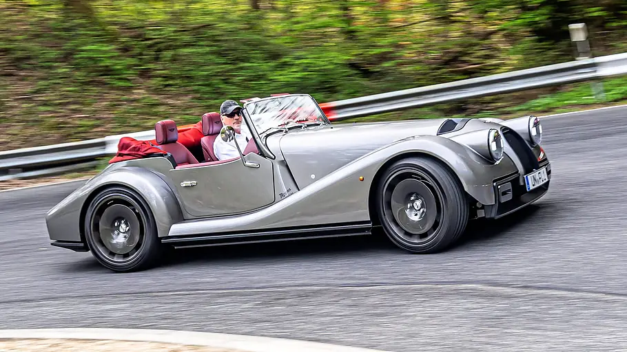 Morgan Supersport im Test, fahrend fotografiert von der Seite.