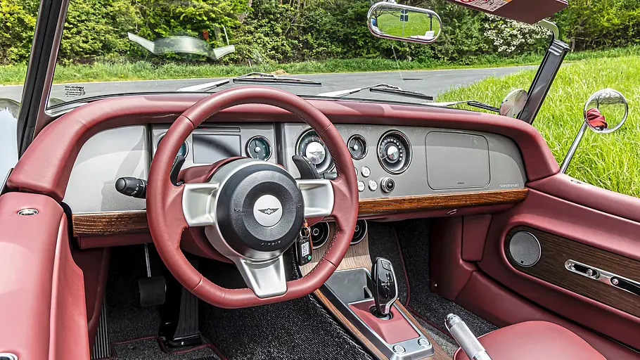 Cockpit des Morgan Supersport im Test, fotografiert von links hinten.