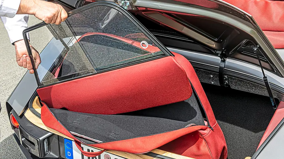 Kofferraum des Morgan Supersport im Test mit Taschen für Seitenfenster, fotografiert von schräg oben.