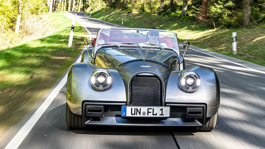 Morgan Supersport im Test, fahrend fotografiert von vorne.
