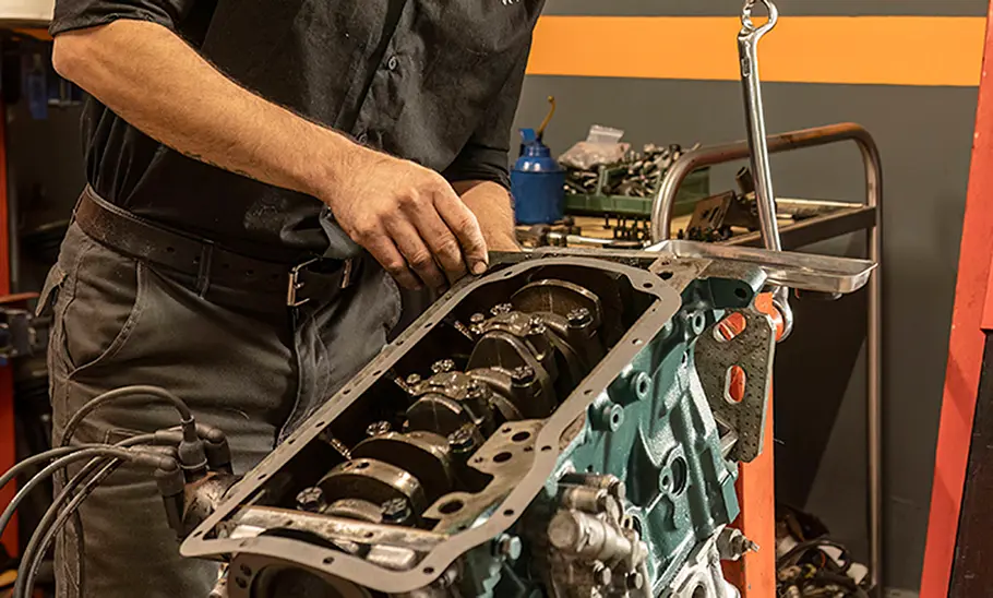 Bei einer Motorinstandsetzung wird ein defekter Motor überholt, damit er wieder einwandfrei läuft.