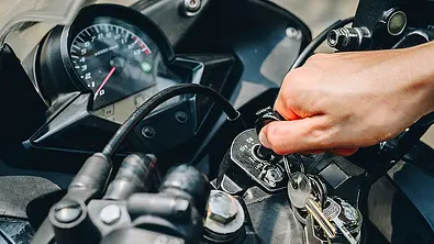 Zündschlüssel eines Motorrads im Schloss. - Foto: iStock/Boyloso
