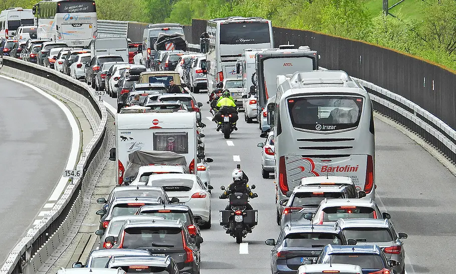 Drfen Motorradfahrer Im Stau Berholen