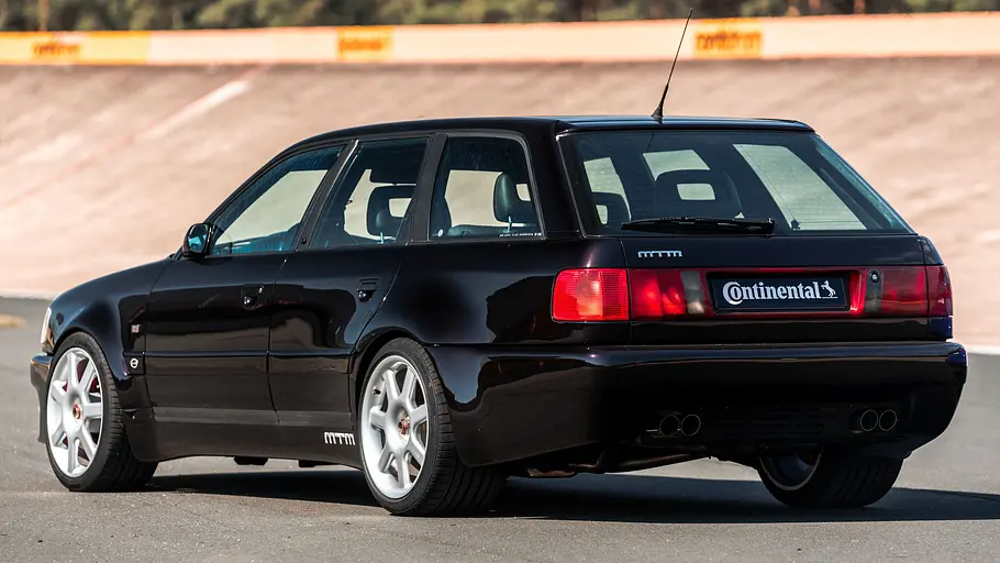 Der MTM Audi RS6 C4 stehend von schräg hinten