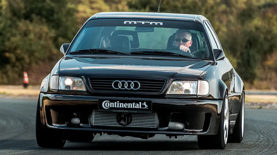Der MTM Audi RS6 C4 fahrend von vorne