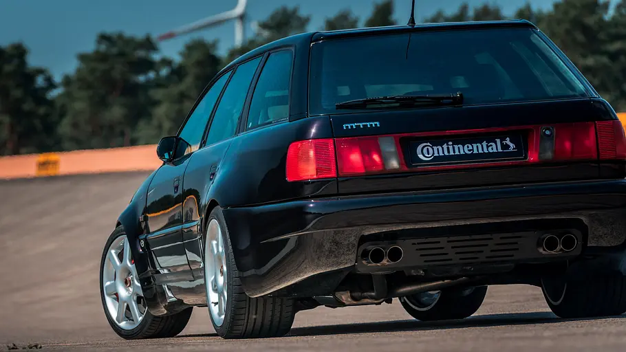 Der MTM Audi RS6 C4 stehend von hinten