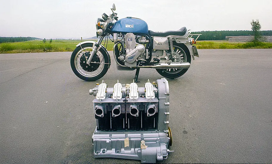 Die Münch 4 TTS E statisch von der Seite fotografiert. Im Vordergrund liegt der ausgebaute Motor.