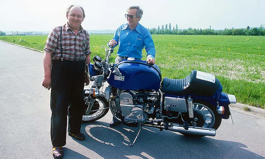 Friedel Münch und Heinz Henke stehend vor der Münch 4 TTS E fotografiert.
